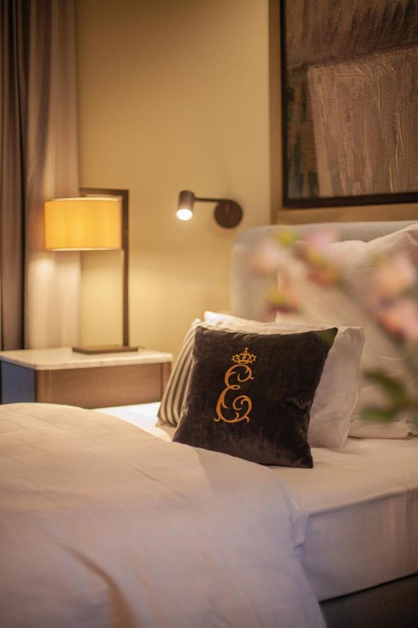 Hotel-Restaurant Erbprinz Етлинген Екстериор снимка The hotel's monogram