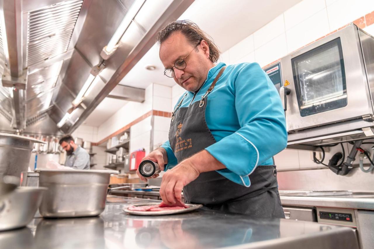 Hotel-Restaurant Erbprinz Етлинген Екстериор снимка Chef preparing a dish