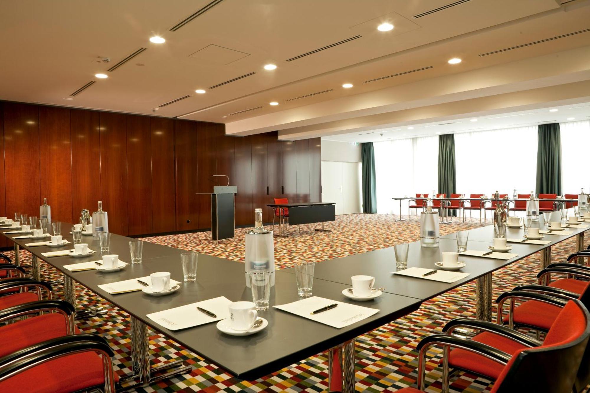 Hotel-Restaurant Erbprinz Етлинген Екстериор снимка Meeting room