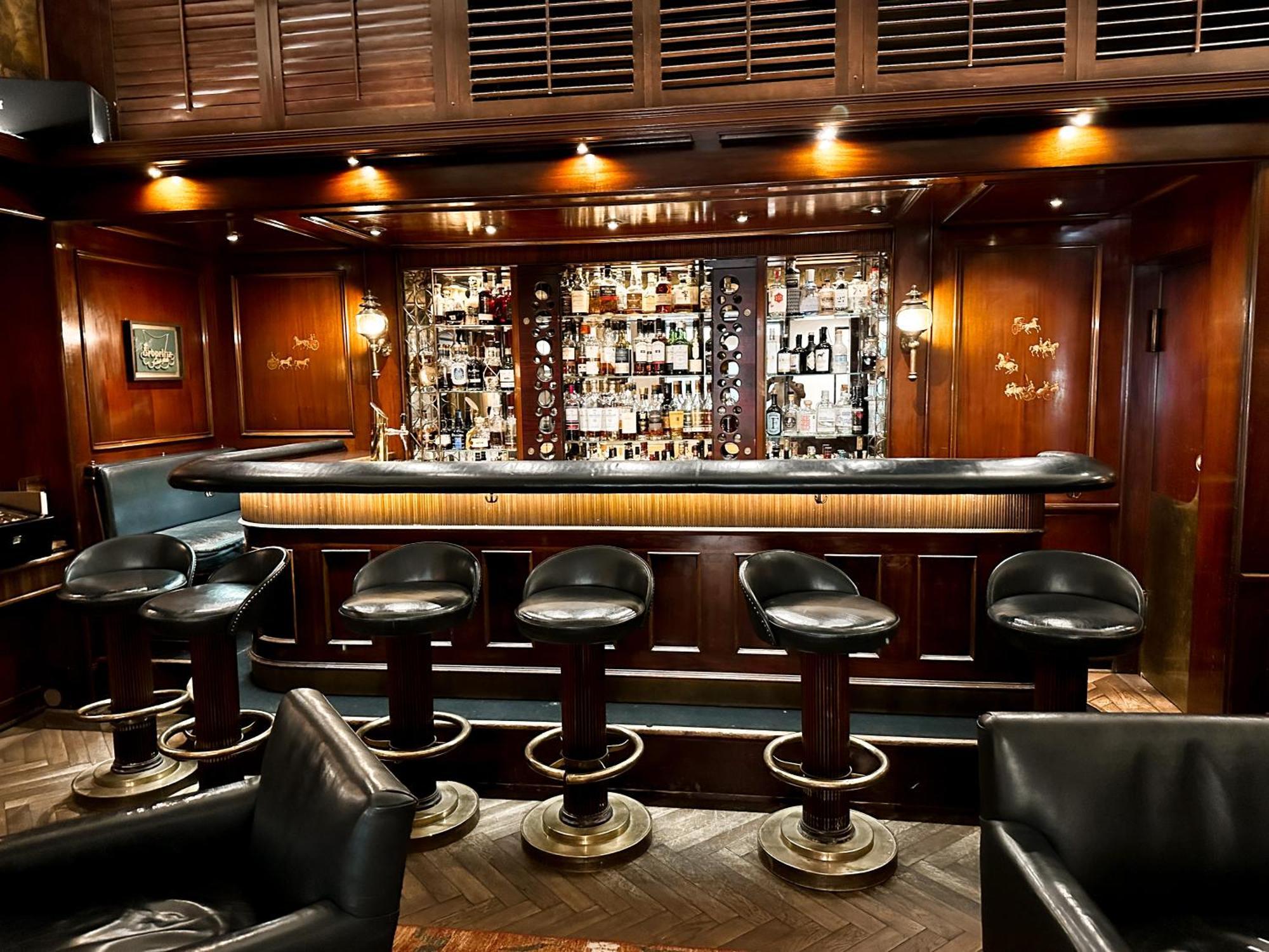 Hotel-Restaurant Erbprinz Етлинген Екстериор снимка The bar at the Polo Club