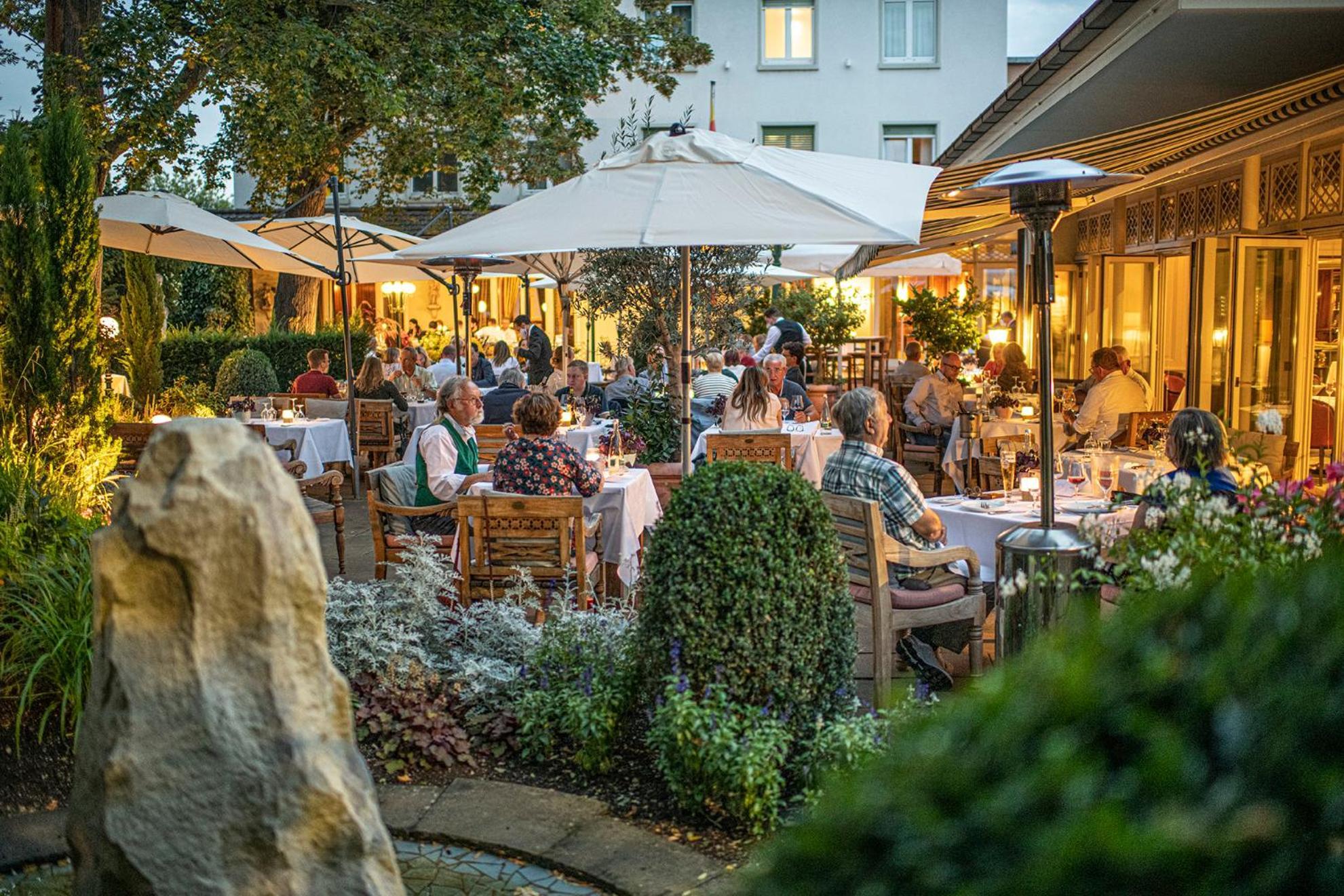 Hotel-Restaurant Erbprinz Етлинген Екстериор снимка The restaurant's garden