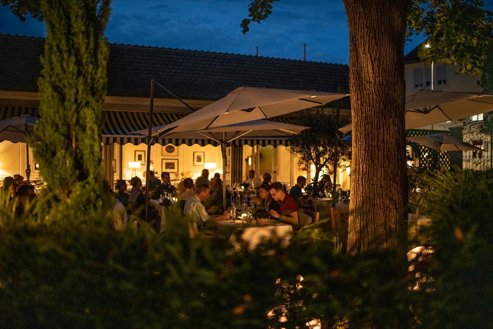 Hotel-Restaurant Erbprinz Етлинген Екстериор снимка The restaurant at night