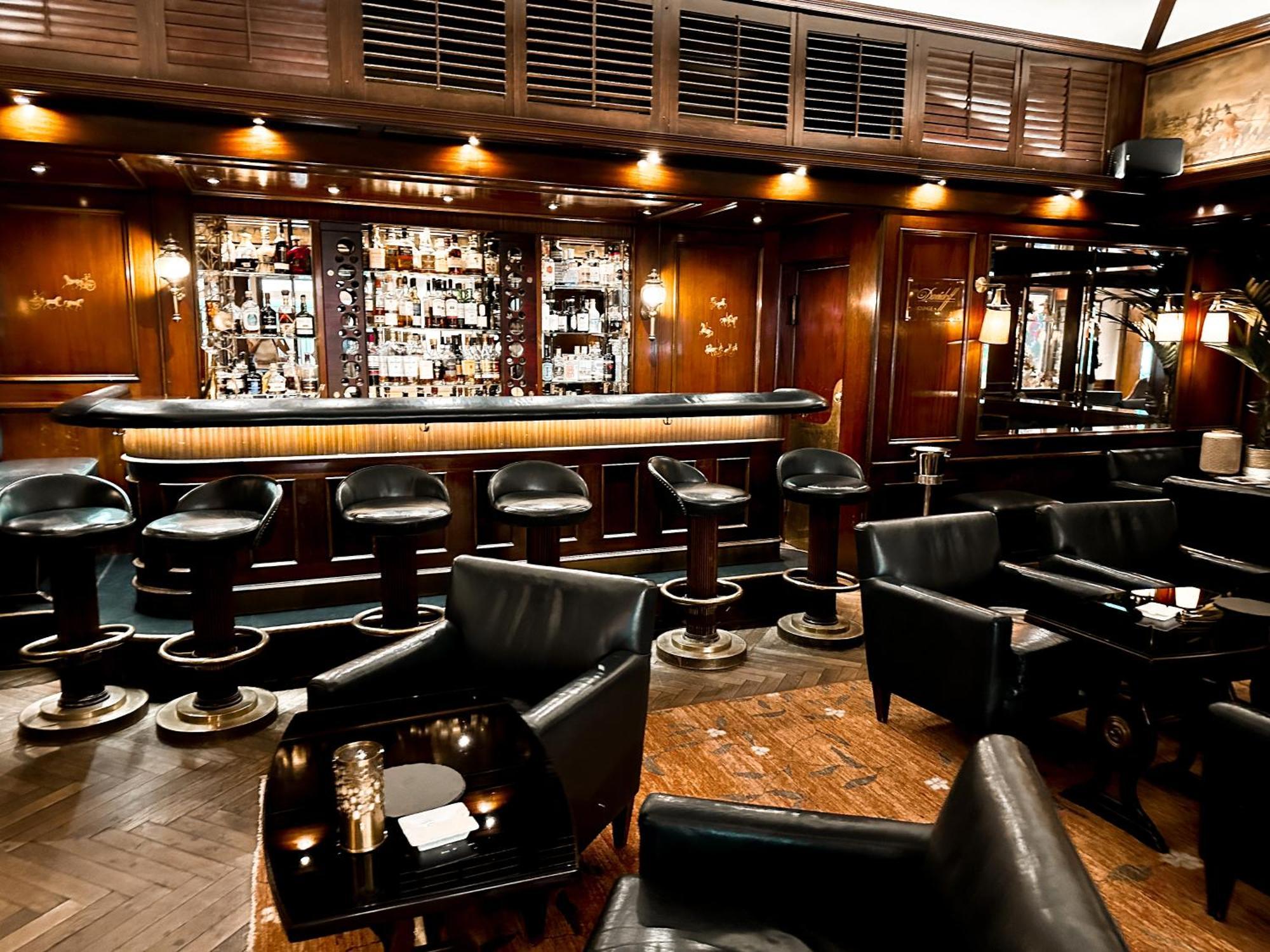 Hotel-Restaurant Erbprinz Етлинген Екстериор снимка The interior of the bar